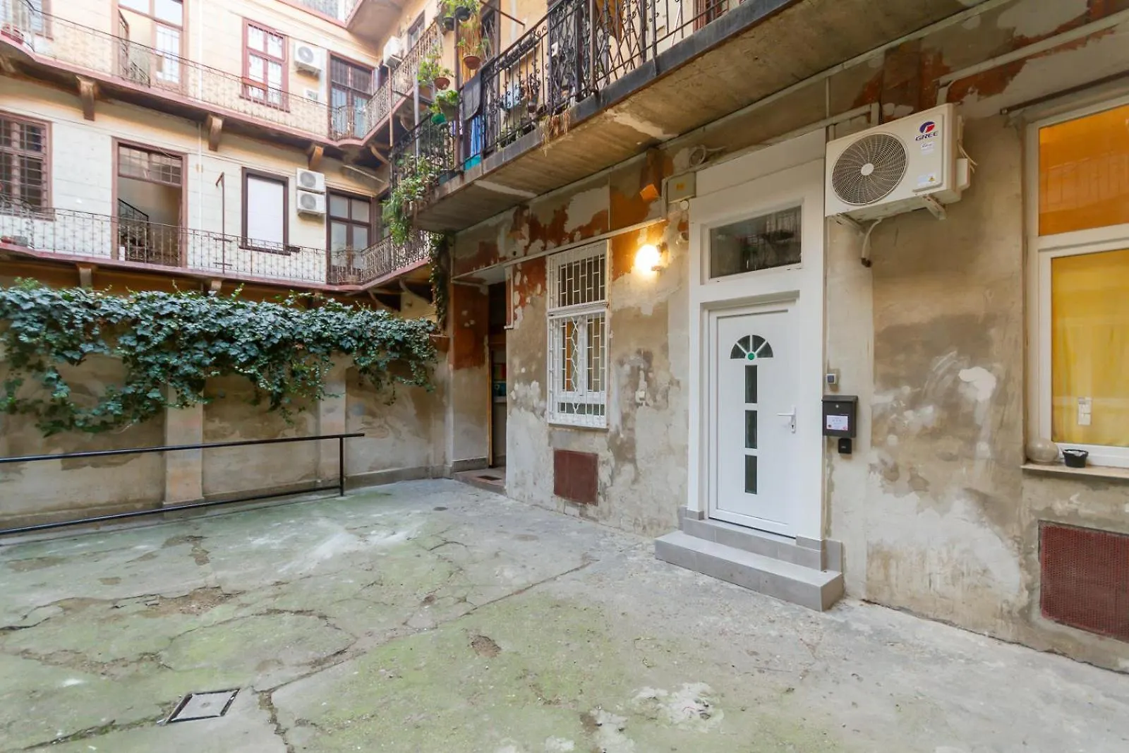 Galerie Vibes In Josika Street By Nw Apartment Budapest Hungary